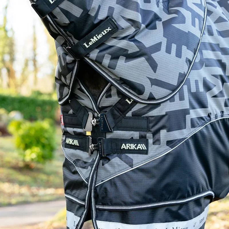 LeMieux Arika 600D Reflective Detachable Neck 200g Turnout Blanket - Black-6