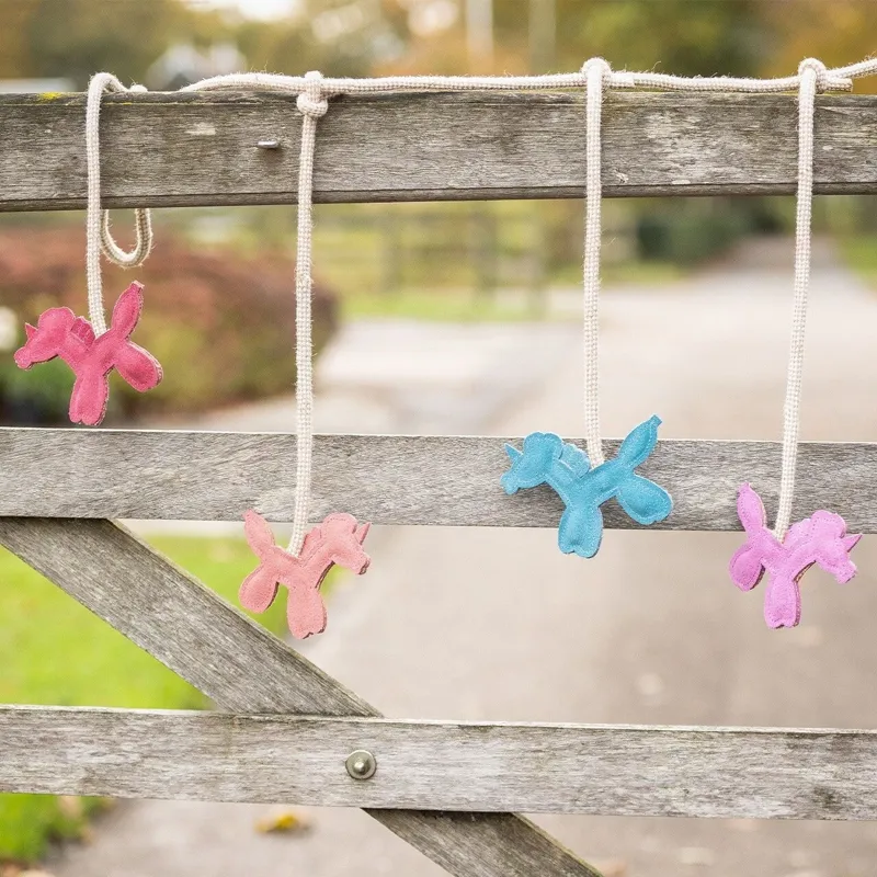 QHP Isalyn Horse Stable Toy Hanger - Unicorn Dream-1